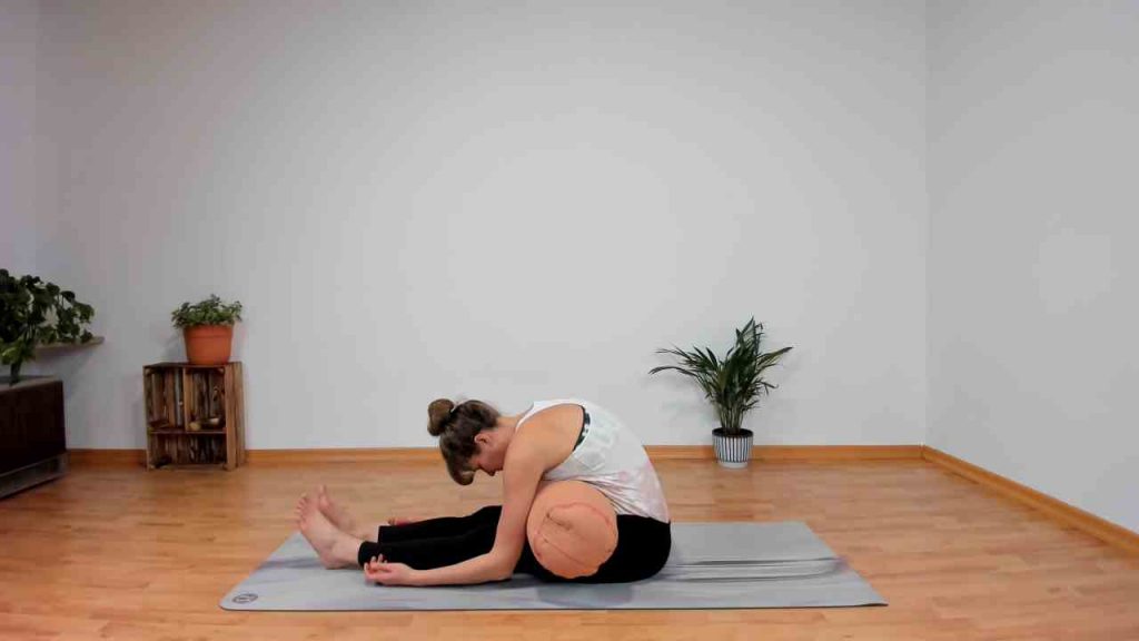 Yoga Übung: Raupe mit Bolster