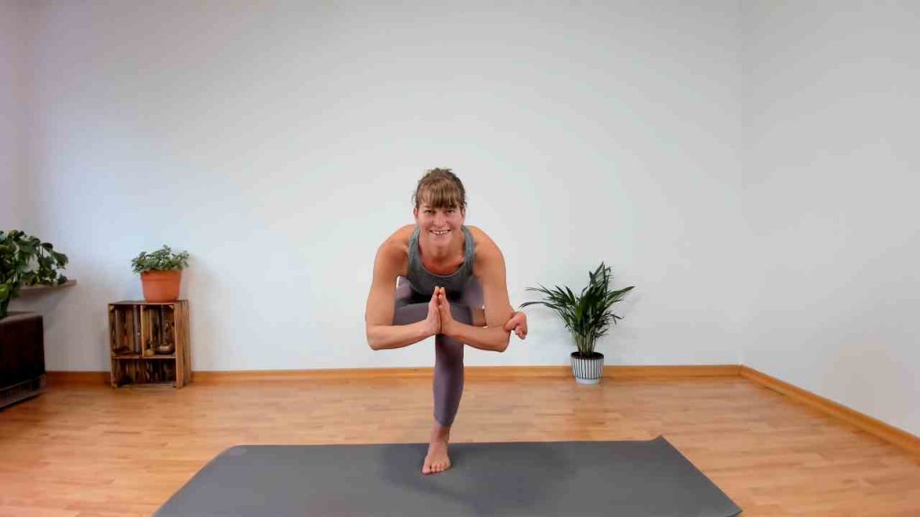 Einbeiniger Stuhl Yoga Übungen für Balance