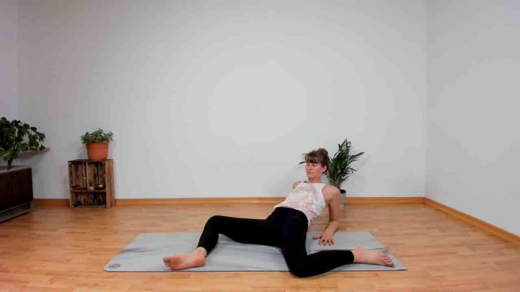 Yin Yoga Asana das Reh nach hinten gelehnt
